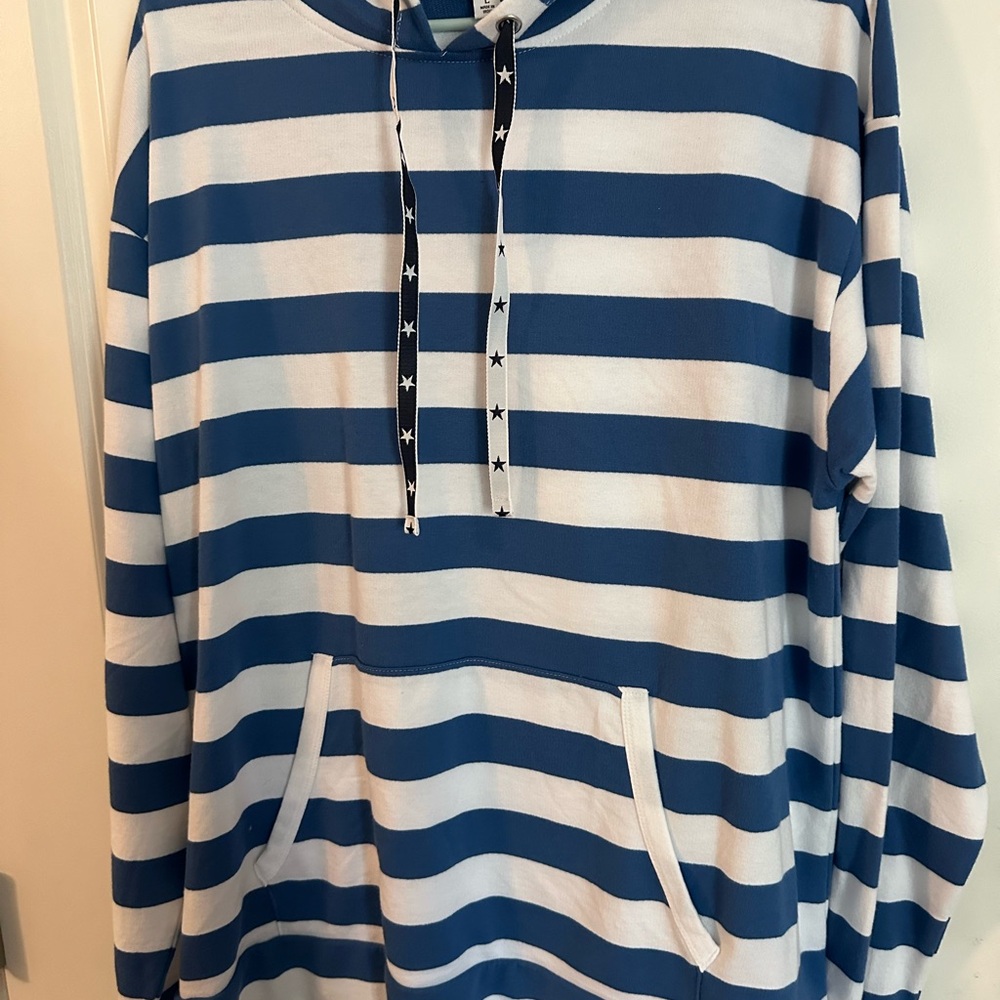 Lightweight pullover with pockets form Crown and Ivy